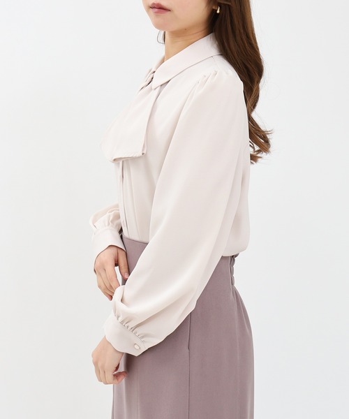 ASTORIA ODIER（アストリアオディール）の「【美人百花掲載】とろみ素材 フリルボウタイブラウス（シャツ/ブラウス・レディース・ダークグリーン/ブラウン/ピンクベージュ/アイボリー/その他/グリーン/サーモンピンク/グレイッシュブルー/ホワイト/ホワイト×ブラック・SMALL/MEDIUM/LARGE）」の21枚目の写真