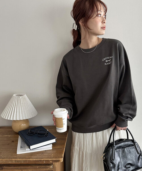 DISCOAT（ディスコート）の「【WEB限定】バックロゴビッグスウェット（Tシャツ/カットソー・レディース・ネイビー/チャコールグレー/ライトベージュ・MEDIUM）」の4枚目の写真