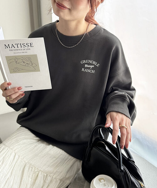 DISCOAT（ディスコート）の「【WEB限定】バックロゴビッグスウェット（Tシャツ/カットソー・レディース・ネイビー/チャコールグレー/ライトベージュ・MEDIUM）」の5枚目の写真