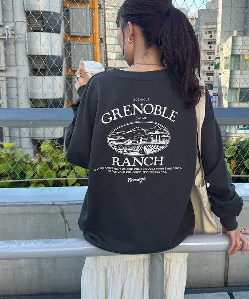 DISCOAT（ディスコート）の「【WEB限定】バックロゴビッグスウェット（Tシャツ/カットソー・レディース・ネイビー/チャコールグレー/ライトベージュ・MEDIUM）」の8枚目の写真