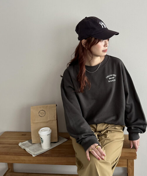 DISCOAT（ディスコート）の「【WEB限定】バックロゴビッグスウェット（Tシャツ/カットソー・レディース・ネイビー/チャコールグレー/ライトベージュ・MEDIUM）」の11枚目の写真