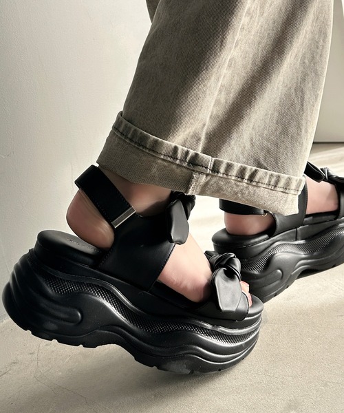 mily bilet（ミウィビレット）の「【mily bilet】大人ガーリーに足元彩る。リボンデザイン厚底サンダル（サンダル・レディース・アイボリー/ブラック・X-LARGE/SMALL/MEDIUM/LARGE）」の16枚目の写真