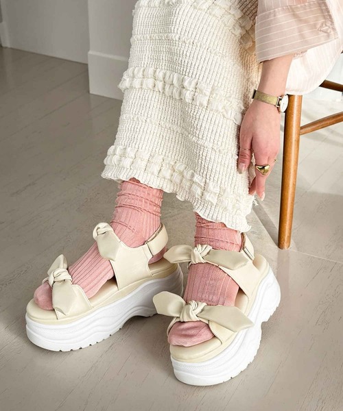 mily bilet（ミウィビレット）の「【mily bilet】大人ガーリーに足元彩る。リボンデザイン厚底サンダル（サンダル・レディース・アイボリー/ブラック・X-LARGE/SMALL/MEDIUM/LARGE）」の5枚目の写真