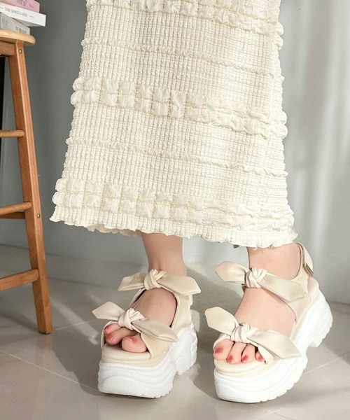 mily bilet（ミウィビレット）の「【mily bilet】大人ガーリーに足元彩る。リボンデザイン厚底サンダル（サンダル・レディース・アイボリー/ブラック・X-LARGE/SMALL/MEDIUM/LARGE）」の7枚目の写真