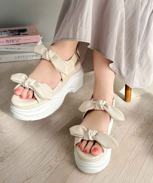 mily bilet（ミウィビレット）の「【mily bilet】大人ガーリーに足元彩る。リボンデザイン厚底サンダル（サンダル・レディース・アイボリー/ブラック・X-LARGE/SMALL/MEDIUM/LARGE）」の4枚目の写真