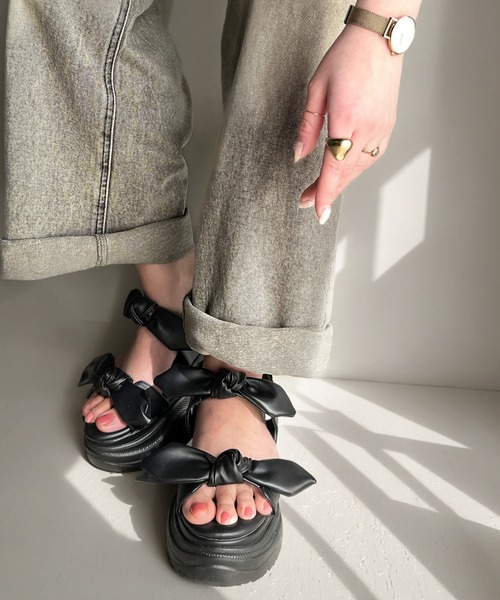 mily bilet（ミウィビレット）の「【mily bilet】大人ガーリーに足元彩る。リボンデザイン厚底サンダル（サンダル・レディース・アイボリー/ブラック・X-LARGE/SMALL/MEDIUM/LARGE）」の12枚目の写真