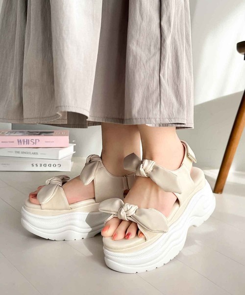 mily bilet（ミウィビレット）の「【mily bilet】大人ガーリーに足元彩る。リボンデザイン厚底サンダル（サンダル・レディース・アイボリー/ブラック・X-LARGE/SMALL/MEDIUM/LARGE）」の3枚目の写真