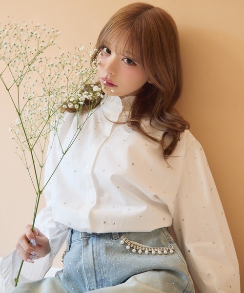 TITTY&CO.（ティティーアンドコー）の「フリルカラービジューブラウス（シャツ/ブラウス・レディース・ホワイト・FREE）」の2枚目の写真