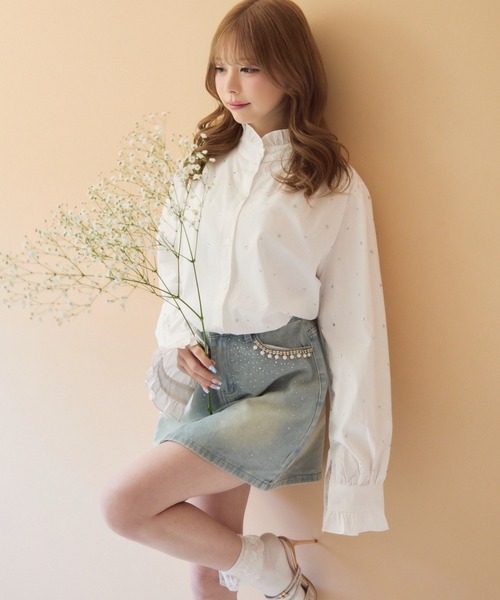 ふわふわ様◇ガウディ・ジーンズ◇ベロアロゴ&ビジューローズ柄!完売”白Tシャツ セール】フリルカラービジューブラウス(シャツ/ブラウス