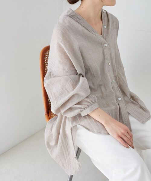 le.coeur blanc（ルクールブラン）の「シアーガーゼバックギャザーシャツ（シャツ/ブラウス・レディース・オフホワイト/サックスブルー/ベージュ/チャコールグレー・38）」の2枚目の写真