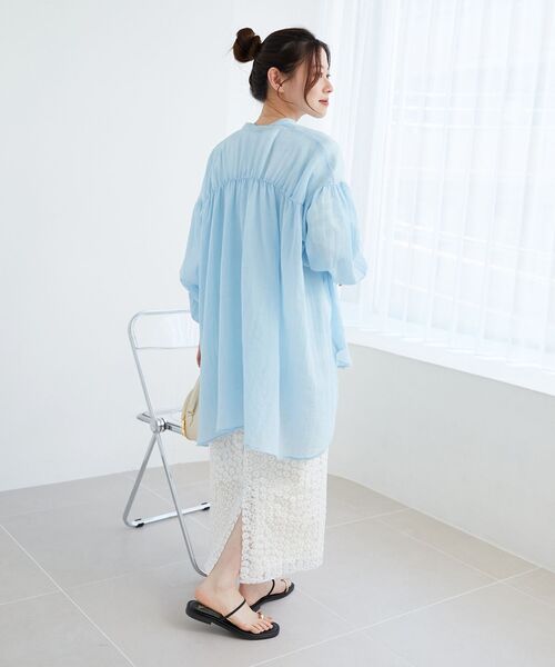 le.coeur blanc（ルクールブラン）の「シアーガーゼバックギャザーシャツ（シャツ/ブラウス・レディース・オフホワイト/サックスブルー/ベージュ/チャコールグレー・38）」の12枚目の写真