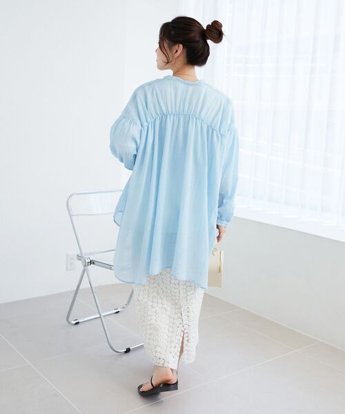 le.coeur blanc（ルクールブラン）の「シアーガーゼバックギャザーシャツ（シャツ/ブラウス・レディース・オフホワイト/サックスブルー/ベージュ/チャコールグレー・38）」の13枚目の写真