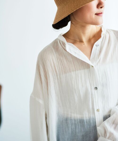 le.coeur blanc（ルクールブラン）の「シアーガーゼバックギャザーシャツ（シャツ/ブラウス・レディース・オフホワイト/サックスブルー/ベージュ/チャコールグレー・38）」の16枚目の写真