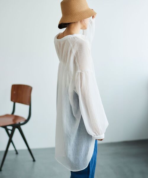 le.coeur blanc（ルクールブラン）の「シアーガーゼバックギャザーシャツ（シャツ/ブラウス・レディース・オフホワイト/サックスブルー/ベージュ/チャコールグレー・38）」の18枚目の写真