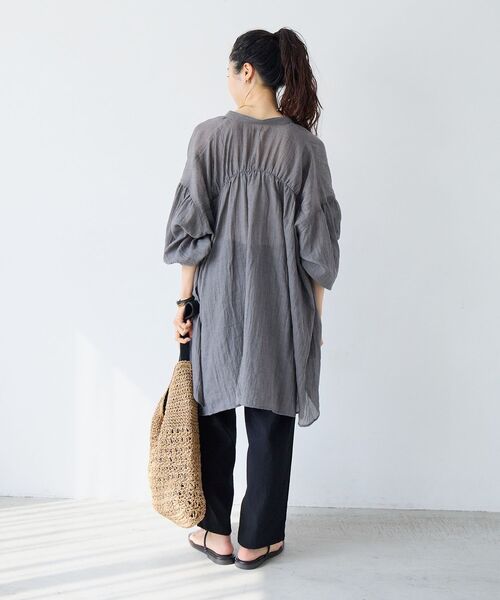 le.coeur blanc（ルクールブラン）の「《WEB限定アイテム》シアーガーゼバックギャザーシャツ（シャツ/ブラウス・レディース・オフホワイト/サックスブルー/ベージュ/チャコールグレー・38）」の6枚目の写真