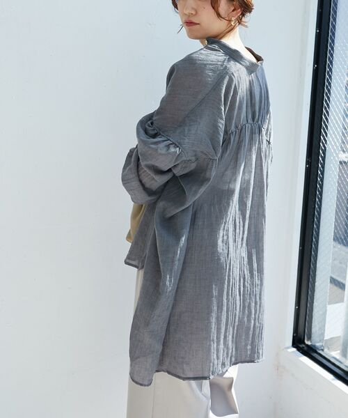 le.coeur blanc（ルクールブラン）の「《WEB限定アイテム》シアーガーゼバックギャザーシャツ（シャツ/ブラウス・レディース・オフホワイト/サックスブルー/ベージュ/チャコールグレー・38）」の9枚目の写真