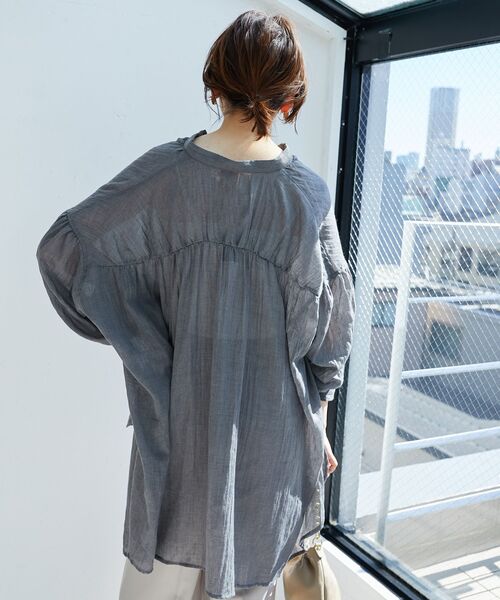 le.coeur blanc（ルクールブラン）の「《WEB限定アイテム》シアーガーゼバックギャザーシャツ（シャツ/ブラウス・レディース・オフホワイト/サックスブルー/ベージュ/チャコールグレー・38）」の10枚目の写真