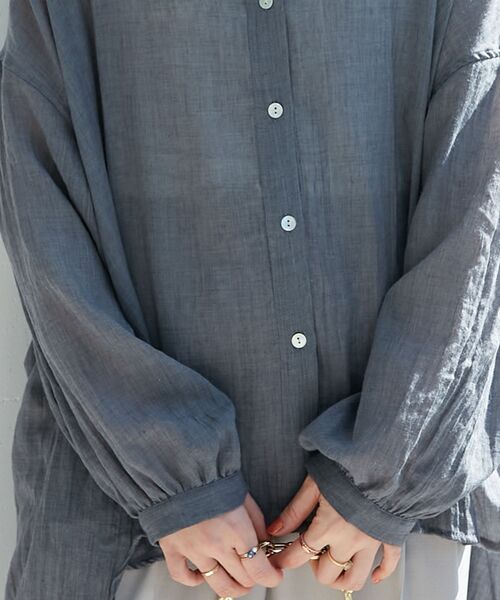 le.coeur blanc（ルクールブラン）の「《WEB限定アイテム》シアーガーゼバックギャザーシャツ（シャツ/ブラウス・レディース・オフホワイト/サックスブルー/ベージュ/チャコールグレー・38）」の11枚目の写真