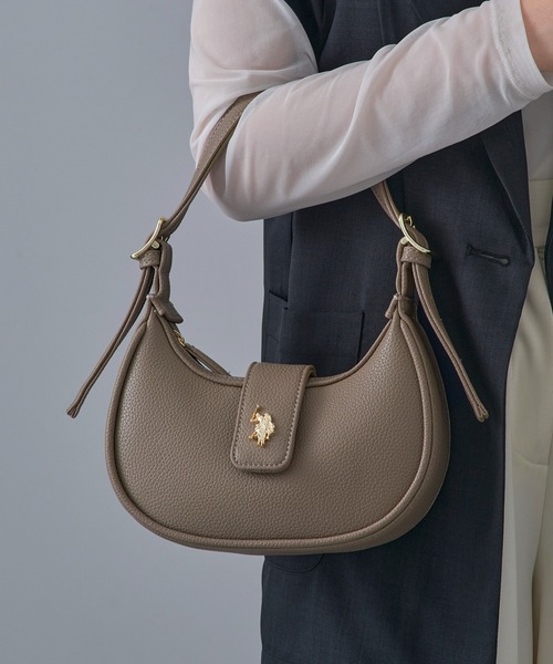 U.S. POLO ASSN.(ユーエスポロアッスン)の「【U.S. POLO ASSN.】≪別注≫ 3WAY Half Moon Bag / ハーフムーンショルダーバッグ ハンドバッグ(ショルダーバッグ・レディース・ブラック/グレイッシュベージュ/ライトグレー/グリーン/ベージュ/ブラウン・FREE)」の4枚目の写真