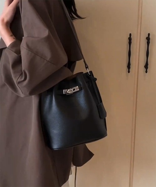 on:nue(オンニュ)の「【on:nue】ベルトストラップバケットバッグ(ショルダーバッグ・レディース・ブラック/ブラウン・ONE SIZE)」の3枚目の写真