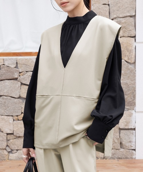 Doux Belle（ドゥーベル）の「深めVネックベスト（ベスト・レディース・ネイビー/ベージュ/グレイッシュベージュ/ライトブルー/ブラック・MEDIUM）」の17枚目の写真