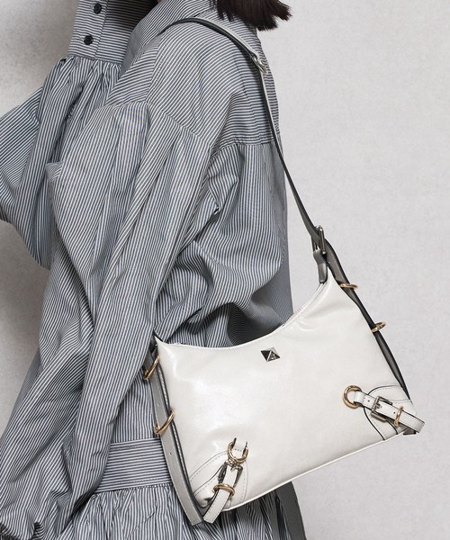 jouetie（ジュエティ）の「【jouetie/ジュエティ】ベルテッド　ヴィンテージクラッシュ　ミニショルダーバッグ（ショルダーバッグ・レディース・パイソン/ネイビー/オフホワイト/ブラック/キャメル/ブルー系その他・FREE）」の2枚目の写真