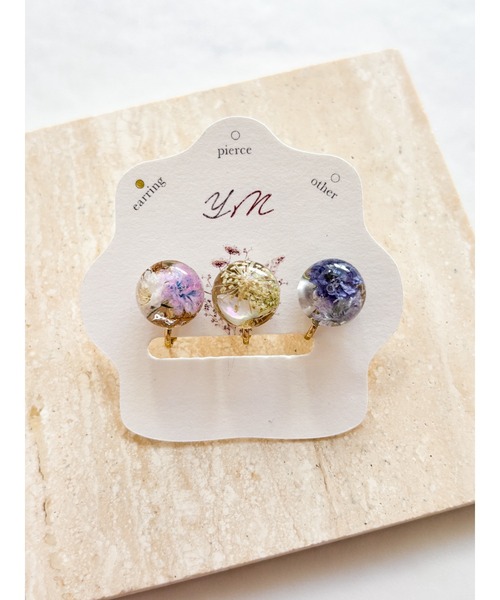 tone(トーン)の「【YM】まるっとレジン×花 3粒セット ニッケルフリーイヤリング(MA)(イヤリング・レディース・ホワイト・FREE)」の1枚目の写真