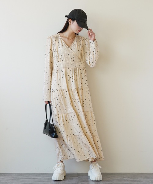 gossip!ロサンゼルス(ゴシップロサンゼルス)の「カシュクールデザイン ティアードワンピース(ワンピース・レディース・ライトベージュ/ブラック・FREE)」の1枚目の写真