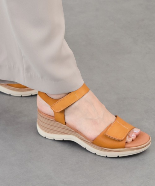 inter-chaussures(インターショシュール)の「【Marila】ラウンドトウウエッジソールサンダル(E52110)(サンダル・レディース・イエロー/ホワイト・36/37/38/39/35)」の2枚目の写真