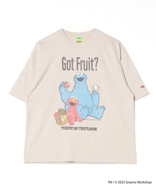 FRUIT OF THE LOOM（フルーツオブザルーム）の「【FRUIT OF THE LOOM/フルーツオブザルーム】ESAME STREET× FRUIT OF THE LOOM Illust T-Shirt B（Tシャツ/カットソー・メンズ・ベージュ/チャコールグレー・M/L/S）」の2枚目の写真