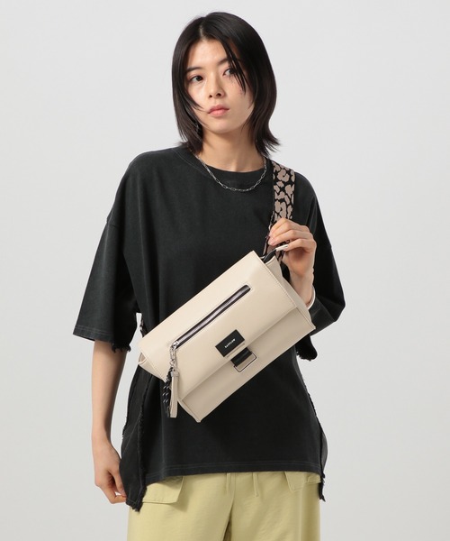 BAYFLOW（ベイフロー）の「[500mlのペットボトルが入る]レオパードボディバッグ（ショルダーバッグ・レディース・アイボリー/ブラック・FREE）」の2枚目の写真