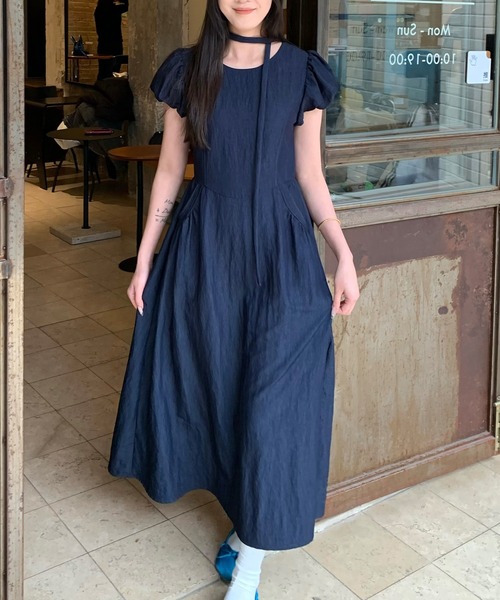 未使用タグ付き 組曲 スキッパー ワンピース パフスリーブ ストレッチ 濃紺 3 セール】チョーカー付き クルーネック パフスリーブ ギャザー