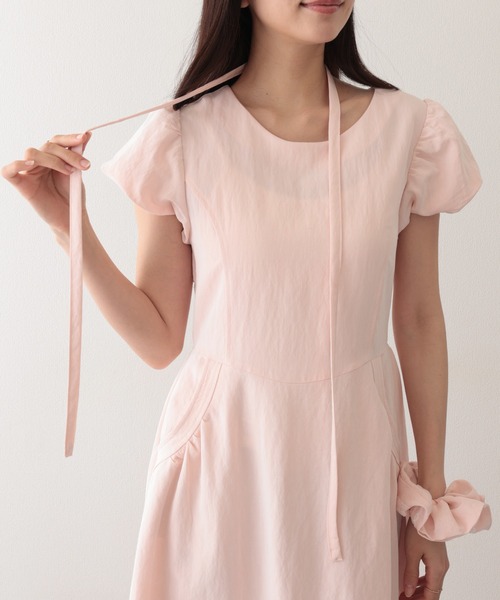 Lace Ladies(レースレディース)の「チョーカー付き クルーネック パフスリーブ ギャザー ロング ワンピース(ワンピース・レディース・ピンク/ホワイト/ネイビー・S/M/L)」の13枚目の写真