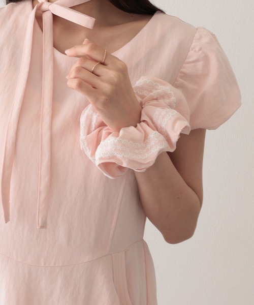 Lace Ladies(レースレディース)の「チョーカー付き クルーネック パフスリーブ ギャザー ロング ワンピース(ワンピース・レディース・ピンク/ホワイト/ネイビー・S/M/L)」の17枚目の写真