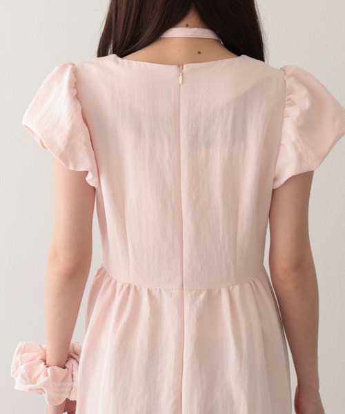 Lace Ladies(レースレディース)の「チョーカー付き クルーネック パフスリーブ ギャザー ロング ワンピース(ワンピース・レディース・ピンク/ホワイト/ネイビー・S/M/L)」の19枚目の写真