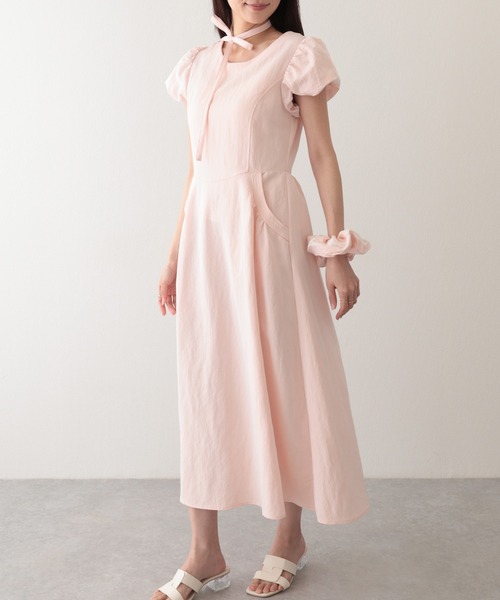 Lace Ladies(レースレディース)の「チョーカー付き クルーネック パフスリーブ ギャザー ロング ワンピース(ワンピース・レディース・ピンク/ホワイト/ネイビー・S/M/L)」の8枚目の写真