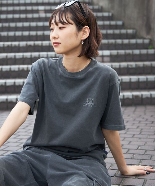 FFEIN（フェイン）の「【FFEIN（フェイン）】フェード刺繍Tシャツ /  Tシャツ 短丈 クルーネック 半袖 ピグメント加工 セットアップ（Tシャツ/カットソー・メンズ・ブラック/ネイビー/ブラウン・LARGE/MEDIUM/SMALL）」の5枚目の写真