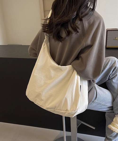 aimoha(アイモハ)の「ハーフムーンワンショルダーバッグ(ショルダーバッグ・レディース・ブラック/カーキ/ホワイト/レンガ・FREE)」の2枚目の写真