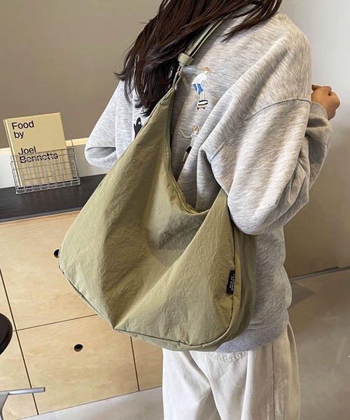 aimoha(アイモハ)の「ハーフムーンワンショルダーバッグ(ショルダーバッグ・レディース・ブラック/カーキ/ホワイト/レンガ・FREE)」の18枚目の写真