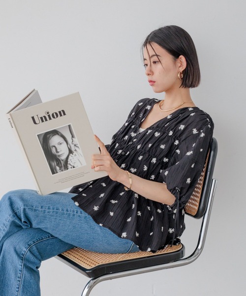 BAYFLOW（ベイフロー）の「[清涼感ある素材感]エンブロイダリーブラウス（シャツ/ブラウス・レディース・ボルドー/オフホワイト/ブラック・FREE）」の2枚目の写真