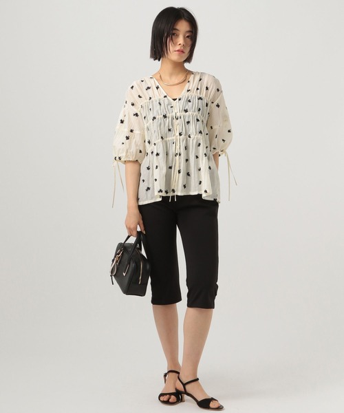 BAYFLOW（ベイフロー）の「[清涼感ある素材感]エンブロイダリーブラウス（シャツ/ブラウス・レディース・ボルドー/オフホワイト/ブラック・FREE）」の5枚目の写真