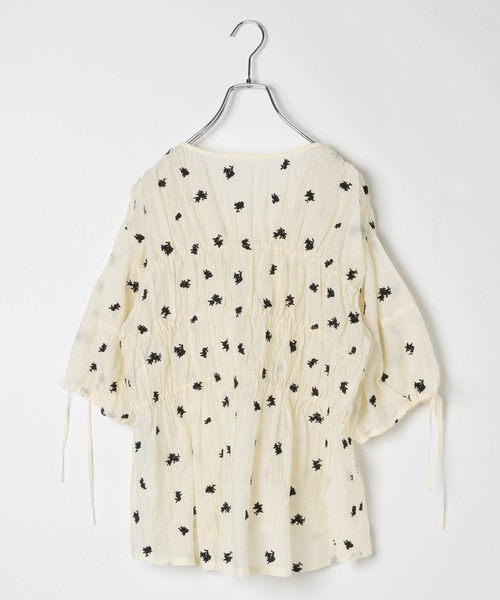 BAYFLOW（ベイフロー）の「[清涼感ある素材感]エンブロイダリーブラウス（シャツ/ブラウス・レディース・ボルドー/オフホワイト/ブラック・FREE）」の16枚目の写真