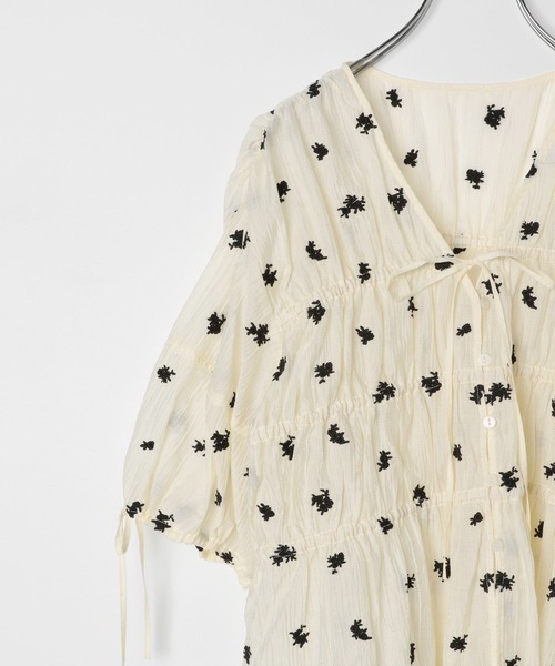 BAYFLOW（ベイフロー）の「[清涼感ある素材感]エンブロイダリーブラウス（シャツ/ブラウス・レディース・ボルドー/オフホワイト/ブラック・FREE）」の18枚目の写真