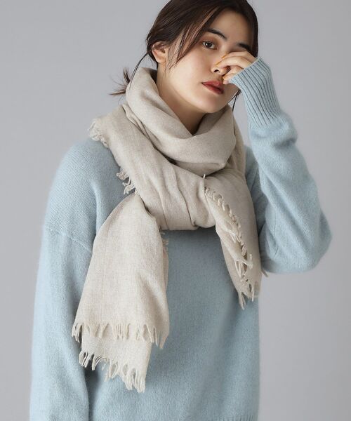 DRESSTERIOR(ドレステリア)の「ASAUCE MELER(アソースメレ)ファインラムエアリーソリッドウールストール(ストール/ショール・レディース・ベージュ/ブラウン系/ブラック/レッド系1・00)」の8枚目の写真