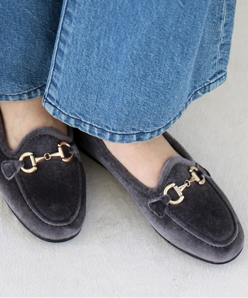 ALBEROLA（アルベローラ）の「【ALBEROLA / アルベローラ】ベロア ビットローファー / フラットシューズ（ローファー・レディース・ブラック/グレー・25/24/23/22）」の5枚目の写真