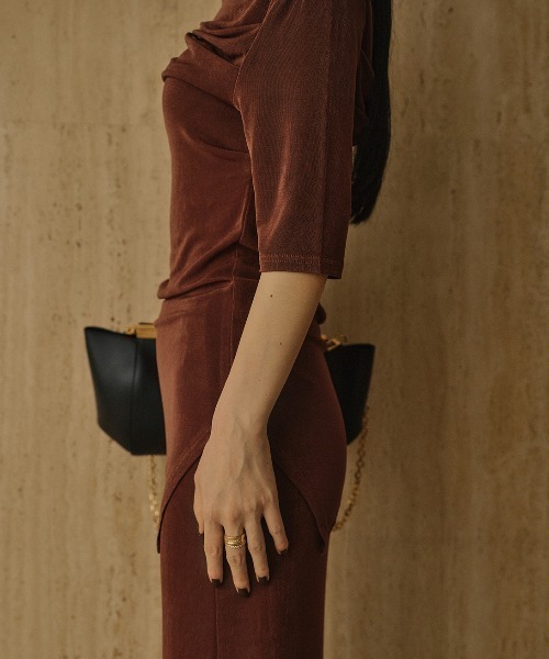 anuans（アニュアンス）の「アセテートドレープカットトップス（Tシャツ/カットソー・レディース・ブラック/ブラウン/バーガンディー・F）」の8枚目の写真