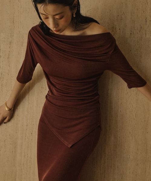 anuans（アニュアンス）の「アセテートドレープカットトップス（Tシャツ/カットソー・レディース・ブラック/ブラウン/バーガンディー・F）」の4枚目の写真