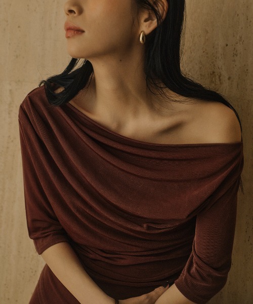 anuans（アニュアンス）の「アセテートドレープカットトップス（Tシャツ/カットソー・レディース・ブラック/ブラウン/バーガンディー・F）」の5枚目の写真