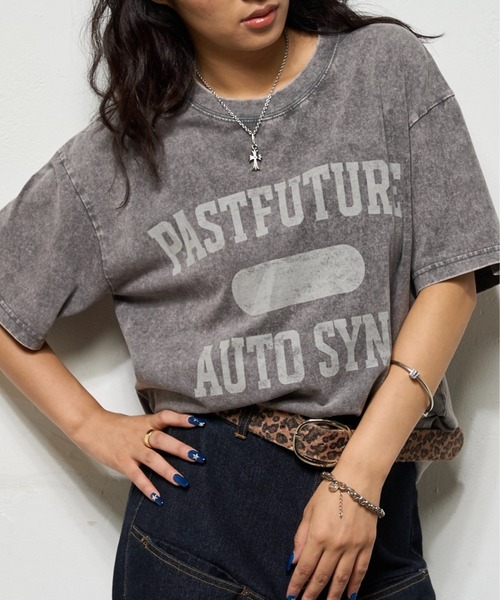 WHO'S WHO gallery(フーズフーギャラリー)の「【KOOKYN】 PASTFUTUREカレッジケミカルウオッシュTEE/3サイズ(Tシャツ/カットソー・レディース・チャコールグレー/グレー/アイボリー・LARGE/SMALL/MEDIUM)」の2枚目の写真
