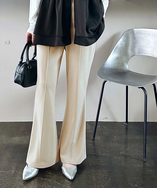 GeeRA(ジーラ)の「【-3kg見え/S-LL展開】美脚シルエットピンタックセミフレアパンツ(その他パンツ・レディース・チャコール/ベージュ/ブラック・SMALL/MEDIUM/LARGE/X-LARGE)」の3枚目の写真